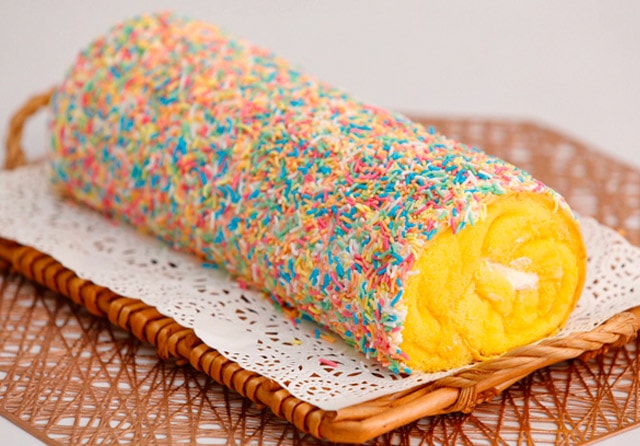 Bahan dasar roll cake ini bisa dikreasikan untuk topping dan lapisan dalamnya. Sesuai selera saja. (Angger Bondan/Jawapos/ist)