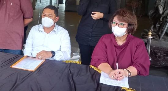 Psikolog Sayekti Pribadiningtyas (kanan) bersama Kasatreskrim Polresta Malang Kota Tinton Yudha Riambodo di Mapolres Malang Kota. (Andika/Radar Malang) Psikolog Sayekti Pribadiningtyas (kiri) bersama Kasatreskrim Kompol Tinton Yudha Riambodo di Mapolres M