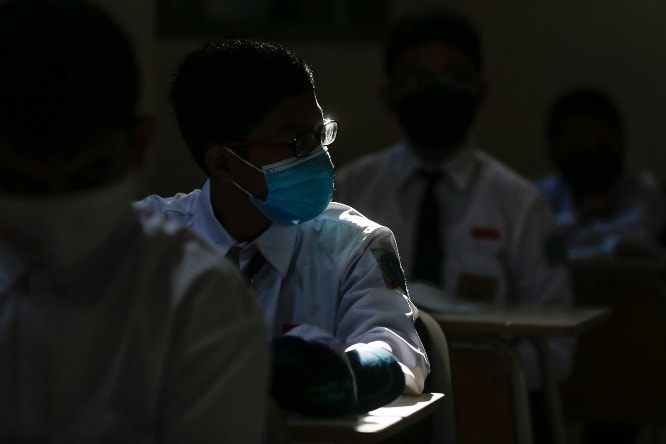 Seorang siswa SMP mengikuti PTM. (Dipta Wahyu/Jawapos/ist)