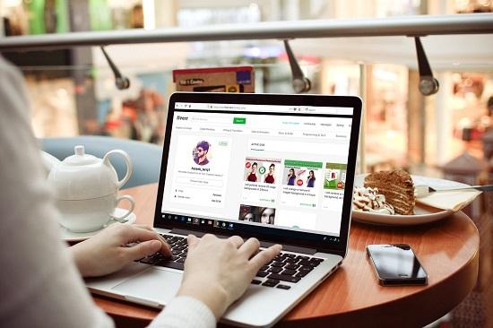 Beragam fitur yang dihadirkan aplikasi Jurnal membuat administrasi bisnis dan catatan akuntansi perusahaan bisa diakses dari mana saja via smartphone. (ist)
