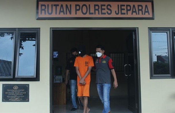 MF saat dibawa ke Mapolres Jepara kemarin. Dia ditahan lantaran menusuk ibu kandungnya hingga meninggal dunia. (Radar Kudus/ist)