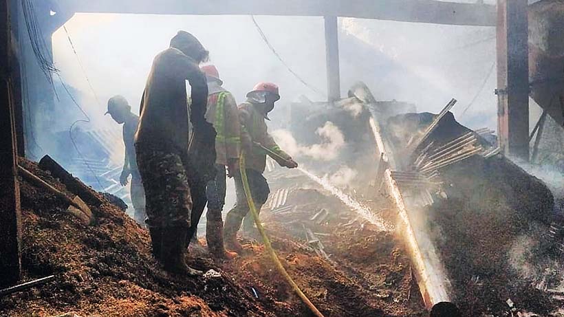 Petugas pemadam kebakaran memadamkan api di kebakaran pabrik pengolahan kulit kopi di Turen, Malang (ist)