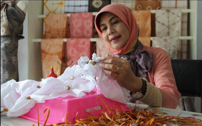 Salah satu pengerajin batik Ngablik memperagakan cara membatik, beberapa waktu lalu. (ist)