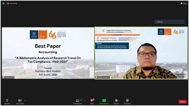 Dosen Unikama Fauzan SE SFil Ak CA MM saat mendapatkan prestasi the best paper. (ist)
