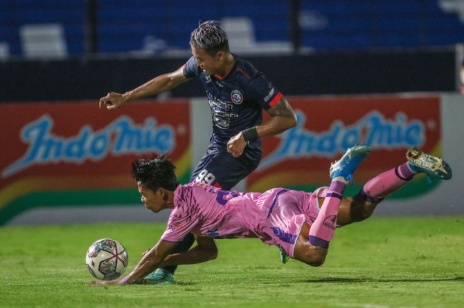 BERSERAGAM TIMNAS: Kushedya Hari Yudo berebut bola dengan penggawa Persita Tangerang Edo Febriansyah dalam laga rabu malam lalu (27/10). (Riana Setiawan/Jawa Pos)