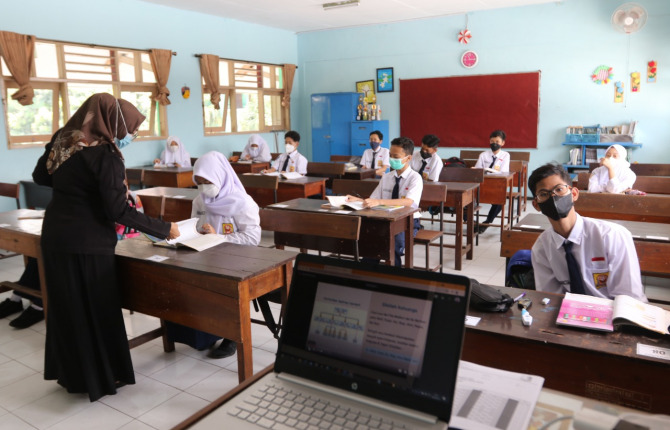 ILUSTRASI:Siswa di SMP Negeri 6 Malang saat melaksanakan pembelajaran tatap muka dengan protokol kesehatan ketat beberapa waktu lalu. (Darmono/Radar Malang)
