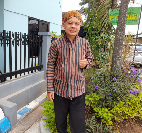 Drs AMZ Supardono punya semanga tinggi dalam mendidik siswanya, utamanya dibidang kepenulisan. (Aditya/Radar Malang)