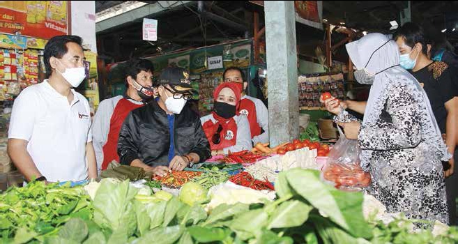 Wali Kota Malang Sutiaji mengajak masyarakat dan ASN Kota Malang untuk berbelanja di pasar tradisional. (Darmono/Radar Malang)