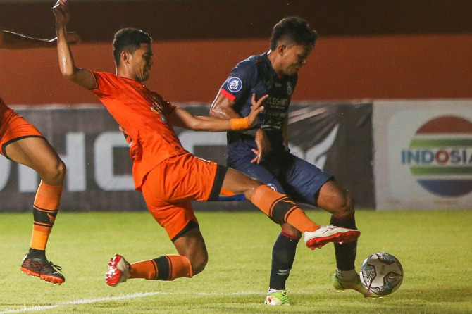 Hanya berselang 3 hari pasca pertandingan melawan Persiraja Banda Aceh Sabtu (24.10) lalu pemain arema bersiap menghadapi Persita Tangerang Rabu (27/10). (Riana Setiawan/Radar Malang)
