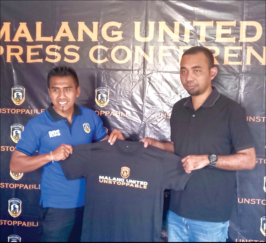 Owner Azzahra Tour & Travel Miftahul Hanif bersama pelatih Malang United Rochmat Santoso saat penandatanganan kerjasama. (Andika Satria/Radar Malang)
