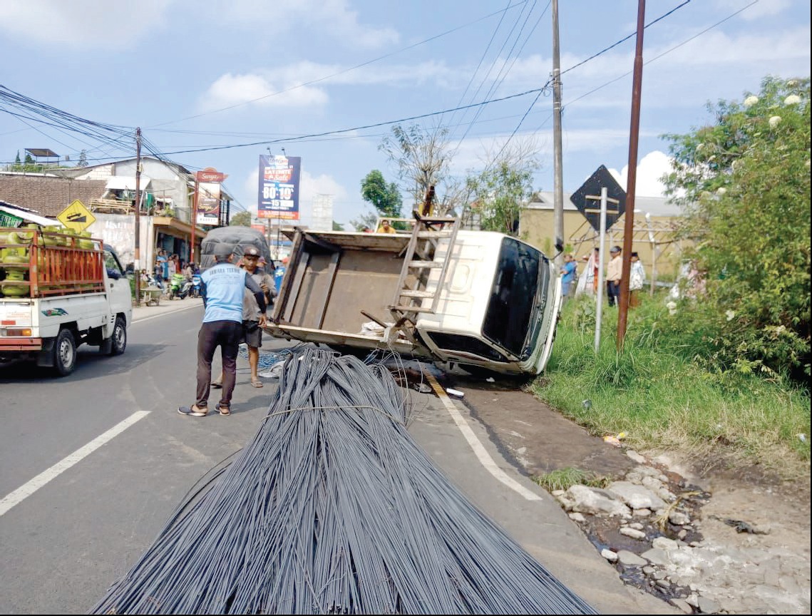 Sebuah truk mengalami kecelakaan dan terguling di Kota Batu beberapa waktu yang lalu. (Satlantas Polres Batu for Radar Malang)