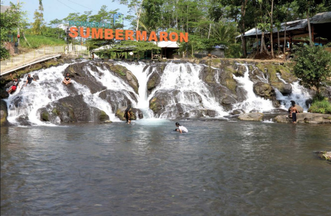 Wisata Sumbermaron yang berada di Kecamatan Pagelaran ini menjadi salah satu tumpuan ekonomi warga sekitar. (Darmono/Radar Malang)