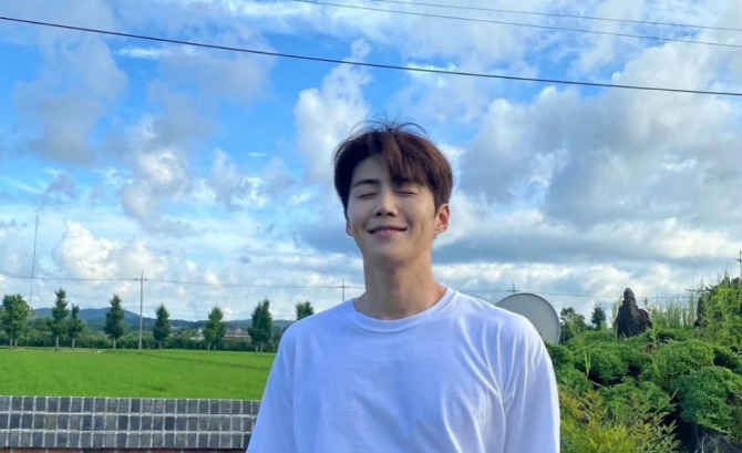 Berbeda dengan yang dijabarkan unggahan anonim sebelumnya, Dispatch beberkan kronologi lengkap hubungan kim seon ho dan sang mantan (Twitter/Ist)