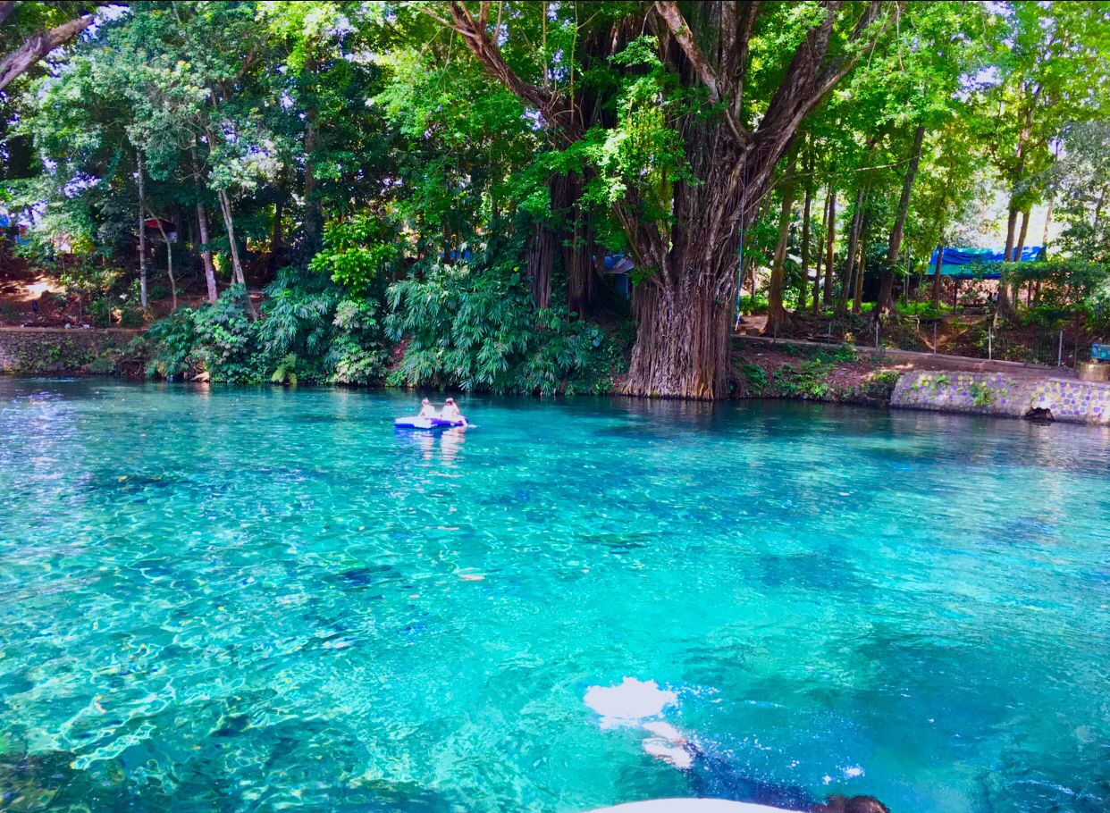 Birunya air di Sumber Taman sangat menggoda pengunjung untuk berenang didalamnya. (Ferdinand/Radar Malang)