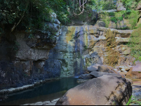 Batuan tebing di Coban Nirwana yang berada di Kecamatan Gedangan, Kabupaten Malang ini sering disebut mirip dengan Green Canyon di Amerika Serikat. (Ferdinand Dicky/Radar Malang)