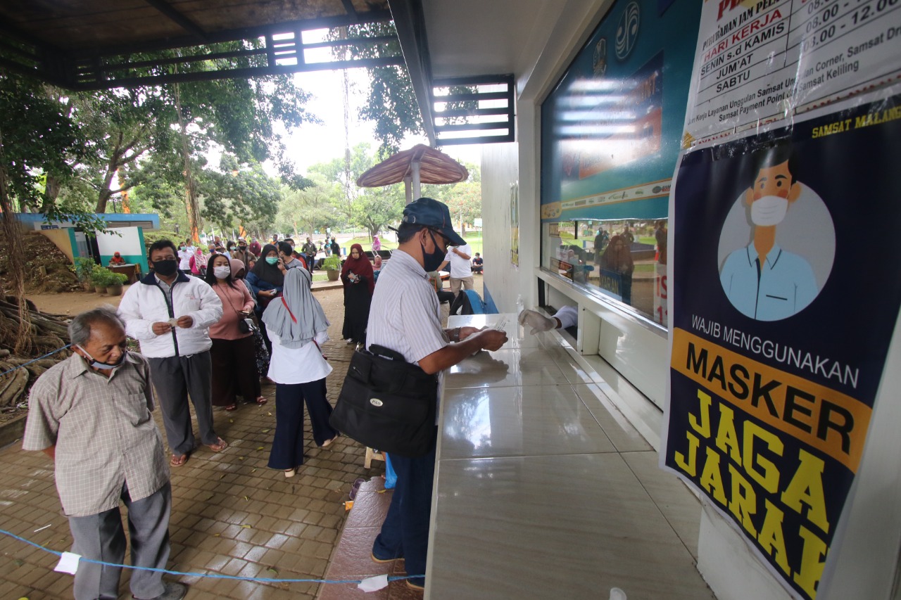 Warga membayar pajak di pos Samsat Kota Malang Jalan S Supriyadi, Senin (11/10). (Darmono/Radar Malang)