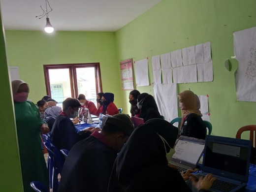 Mahasiswa Universitas Muhammadiyah Malang membantu pelaksanaan vaksinasi di Desa Tegalgondo, Kabupaten Malang. (Ist)