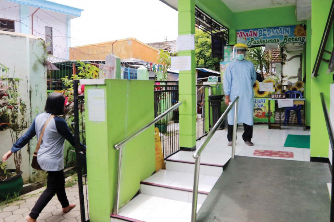 Akses Puskesmas Bareng yang berada di gang sempit ini sering menjadi keluhan warga. (Darmono/Radar Malang)