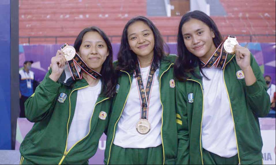 Dari kiri, Adelaide Callista Wongsohardjo, Faizzatus Shoimah, Amelia Ryan Ayu Ardhany usai ikut menyumbang emas untuk tim basket putri Jatim di PON XX Papua 2021. (Ist)