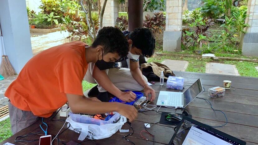 Mahasiswa UM merakit alat pendukung aplikasi monitoring DAM di Kota Malang. (Ist)