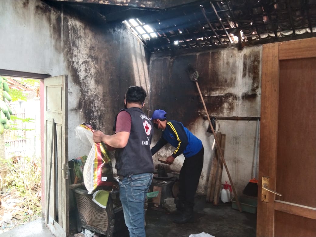 Akibat korsleting, rumah salah satu warga di Desa Bokor, Kecamatan Tumpang terbakar Jumat dini hari (1/10). (ist)