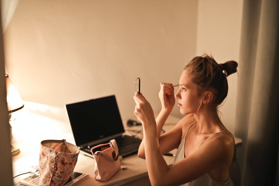 Perhatikan kondisi kulit serta jenis make-up sebelum merias wajah sesuai dengan kondisi kulit. (Pexel/Ist)