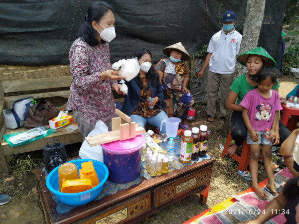 Fasilitator eco enzim Dr Riyanti (berdiri) menjelaskan cara pembuatan enzim kepada petani Desa Giripurno, Kota Batu kemarin (24/10) (Aditya/Radar Malang)