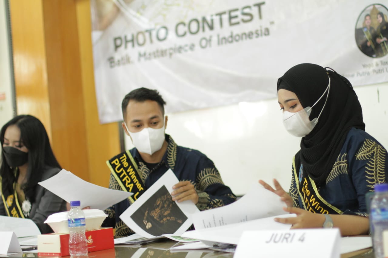 Dalam rangka memperingati Hari Batik Nasional, Unikama menggelar lomba foto. (Andika/Radar Malang)