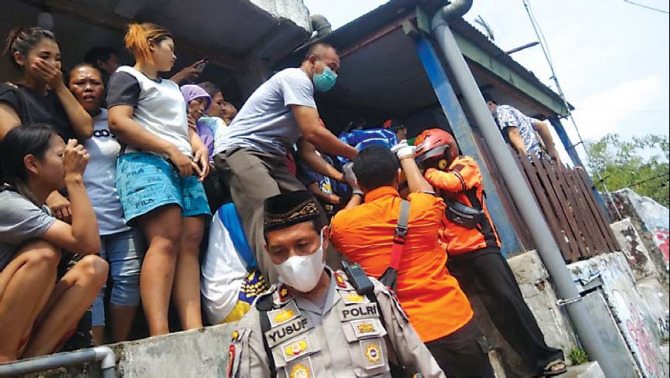 Petugas mengevakuasi jenazah Dhunaedi warga Jalan Kolonel Sugiono Gang IIIB, Kelurahan Mergosono, Kedungkandang, Kamis (21/10). (Bayu Suryo/Radar Malang)