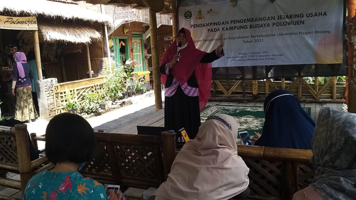 LPPM Universitas Negeri Malang memberikan pelatihan izin usaha di Kampung Budaya Polowijen, Minggu (3/10). (Andika Satria/Radar Malang)
