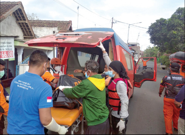 Tim SAR gabungan Malang Raya mengevakuasi jasad Paino yang ditemukan di bawah Jembatan Kanigoro, Pagelaran, Jumat (22/10). (Ist)