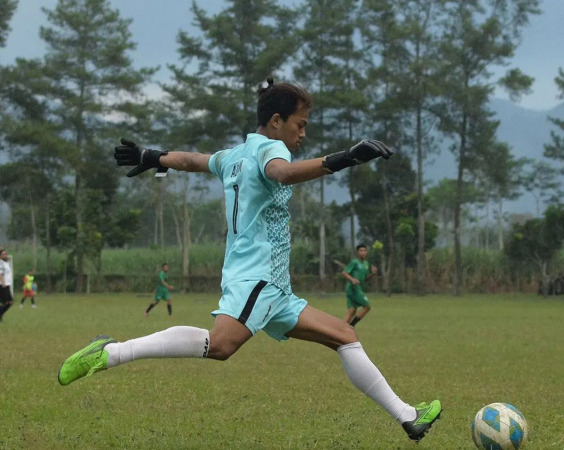 Kiper AFA Syailendra saat menggelar uji coba beberapa waktu yang lalu. (Andika/Radar Malang)