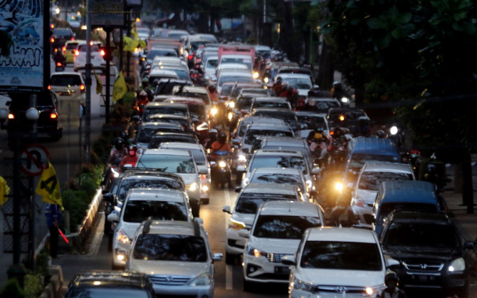 ILUSTRASI: Suasana kemacetan di Jalan Ahmad Yani, Kota Malang seperti tak bergerak. (dok/Radar Malang)