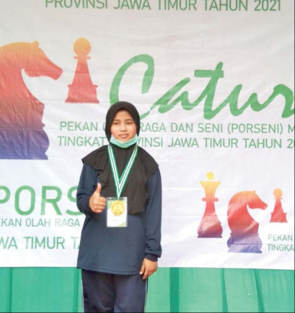 Ajeng Kiramim Barara usai meraih juara pada Porseni MTs tingkat Jatim Minggu (24/10). (ist)