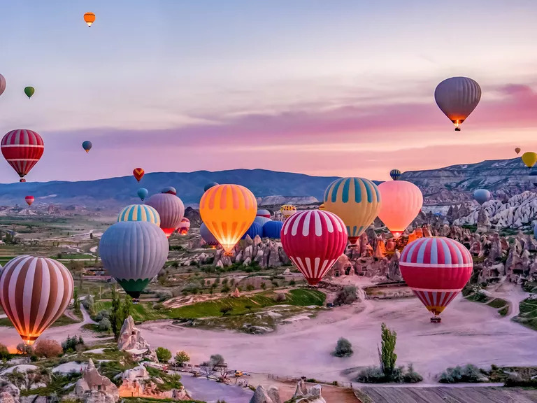 5. Momen bersama romantis pasangan saat menaiki balon udara di Cappadocia, Turki (Shutterstock /ist)