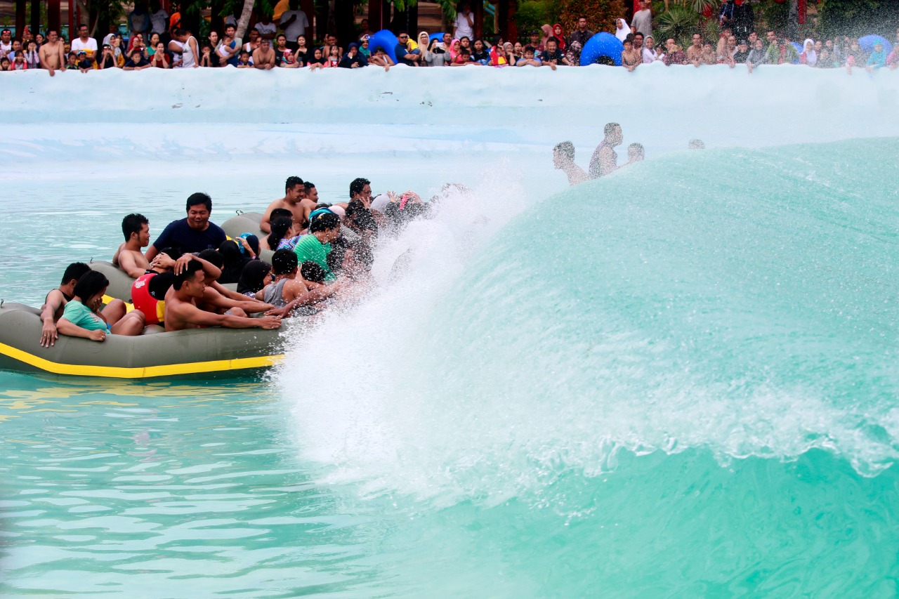 Wahana Tsunami di Hawai Waterpark ini menjadi salah satu yang paling disukai wisatawan. (Darmono/Radar Malang)