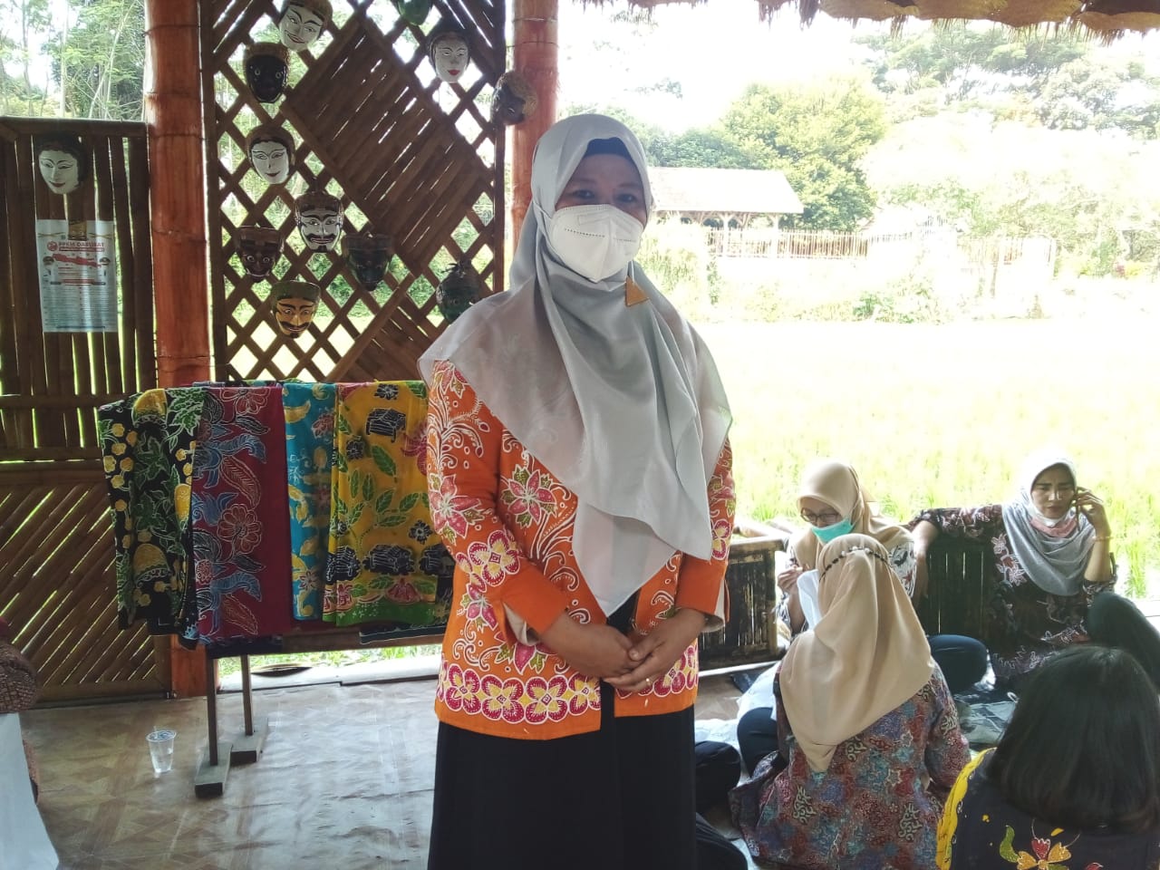 Pengelola Seni Rupa Kampung Budaya Polowijen Titik Nur Fajriyah mendampingi ibu-ibu sekitar untuk membatik. (Bayu Suryo/Radar Malang)