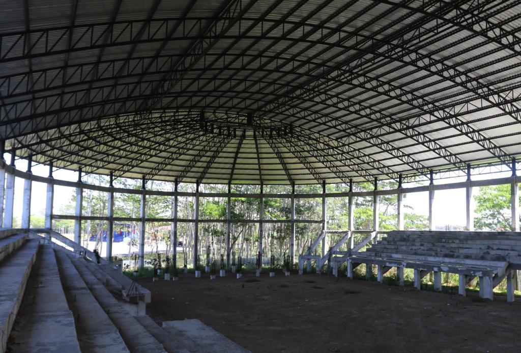 Pengerjaan GOR indoor Stadion Kanjuruhan akan dilanjutkan dengan prioritas pengerjaan di blok dalam seperti tribun. (Darmono/Radar Malang)