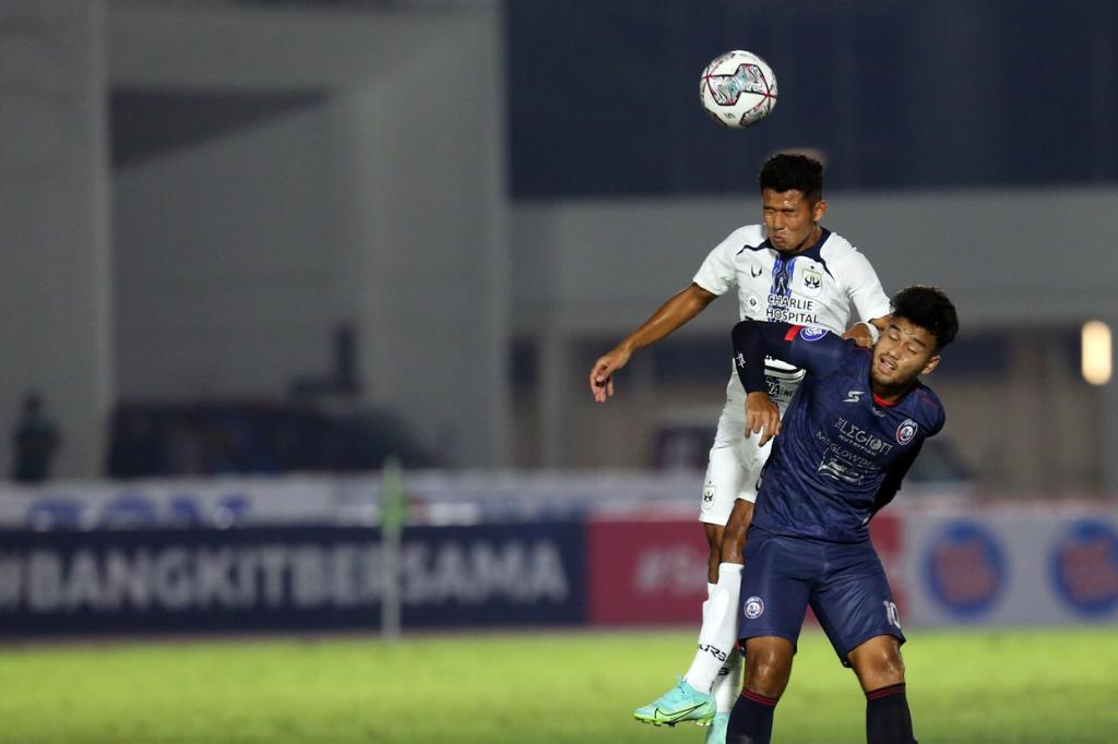 Muhammad Rafli (kanan) berebut bola atas dengan penggawa PSIS Semarang Reza Irfana. Pada laga nanti malam, Rafli berpotensi diturunkan sejak menit-menit awal. (Salman Toyibi)