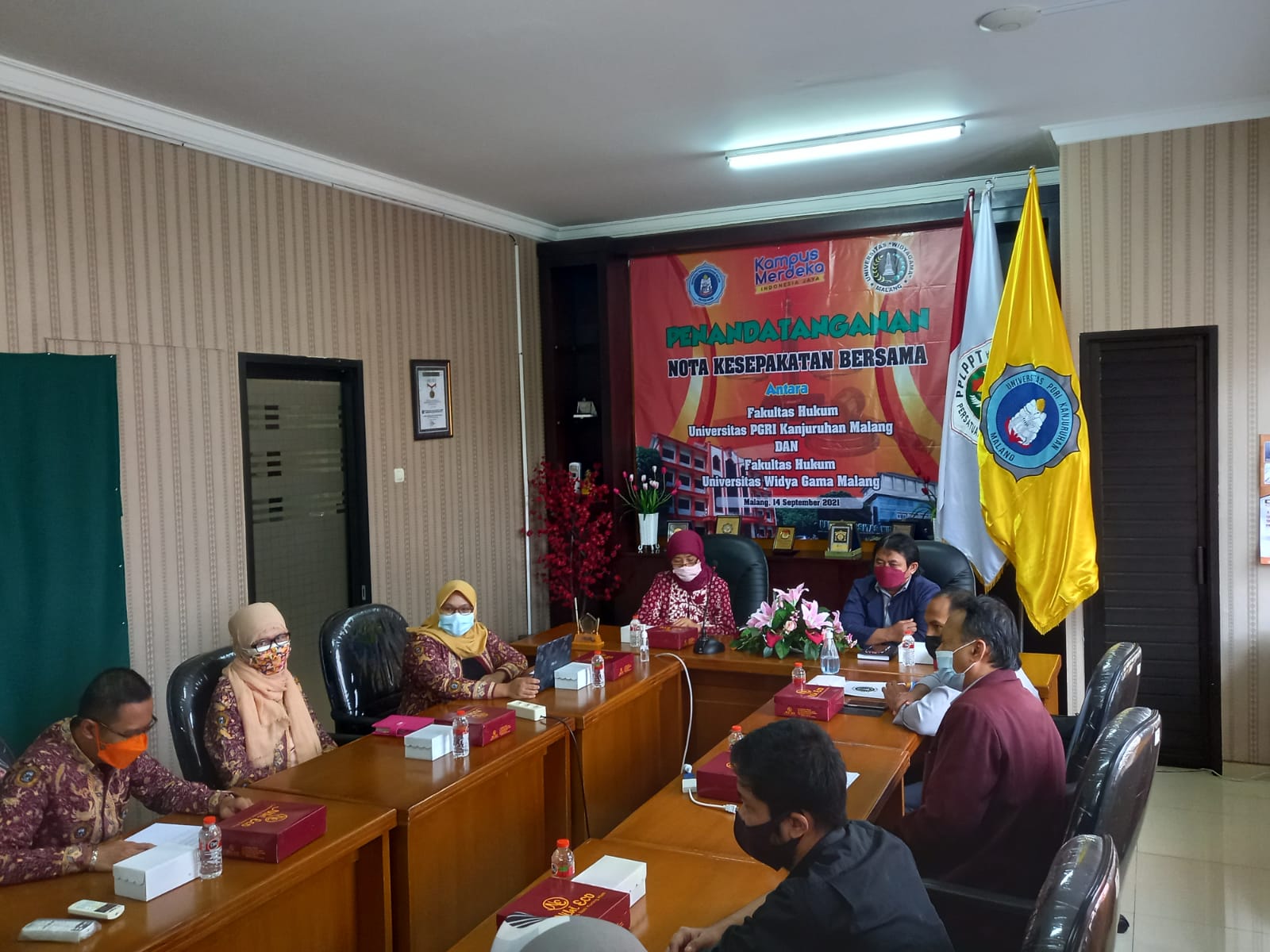 Dekan Fakultas Hukum Unikama Dr Suciati SH MHum dan Dekan Fakultas Hukum Universitas Widyagama Dr Purnawan D Negara SH MH usai menandatangani MoA pertukaran pelajar, Rabu (6/10). (Andika Satria/Radar Malang) 