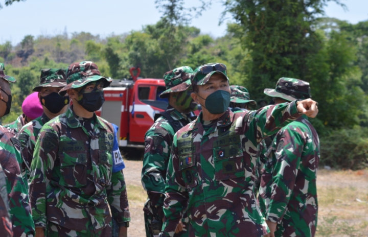 Danpussenarmed Mayjen TNI Totok Imam Santoso, memberikan arahan penembakan Roket Astros kepada para anggota. (Ist)