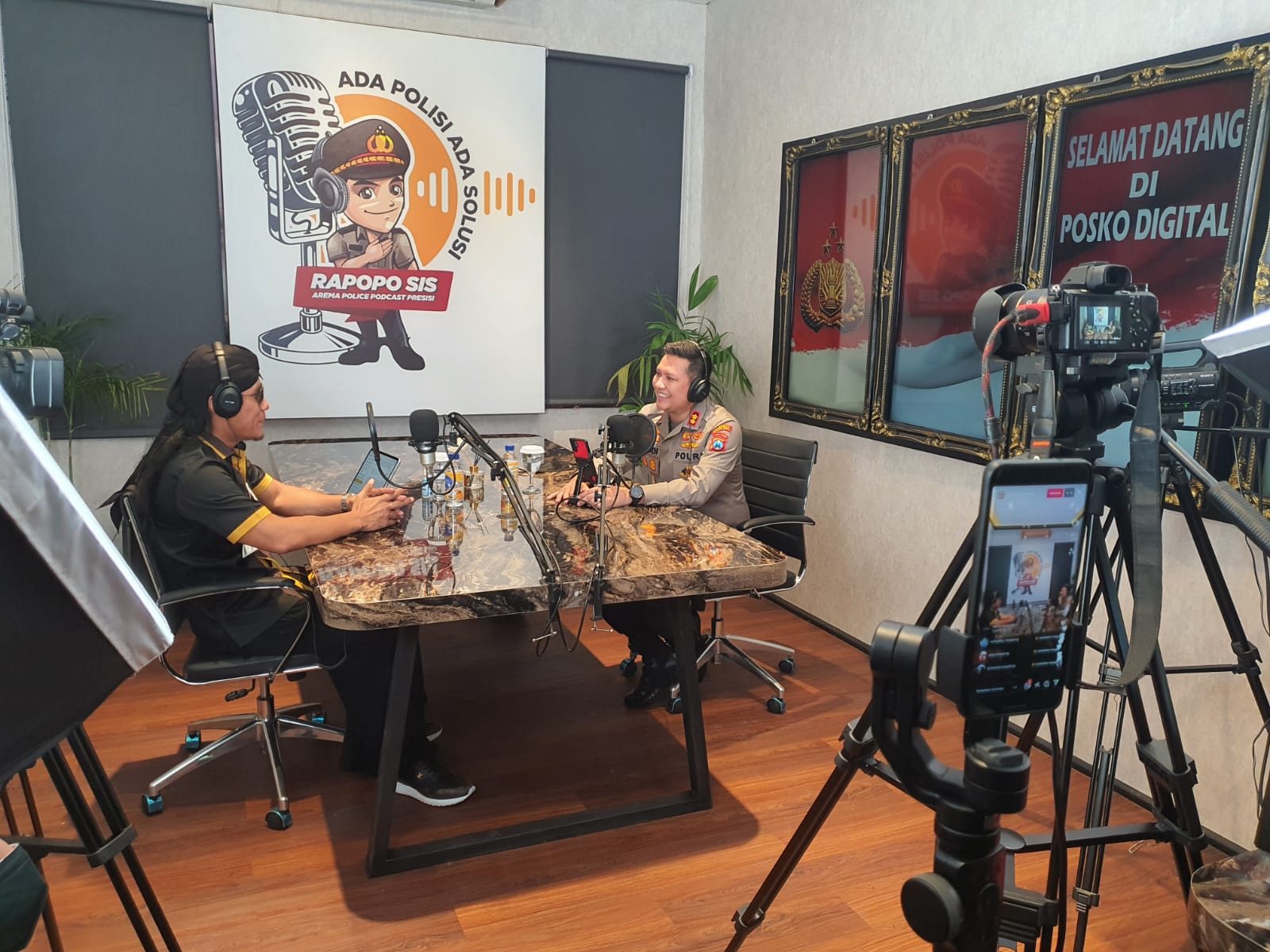 Kapolresta Malang Kota AKBP Budi Hermanto memandu podcast perdana Rapopo Sis bersama Gus Miftah, Sabtu (16/10). (Ist)