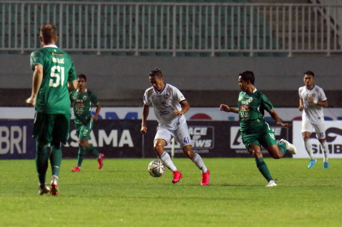 Dendi Santoso saat berduel dengan pemain PSS Sleman di BRI Liga 1 beberapa waktu yang lalu.  (Salman Toyibi/Jawa Pos)