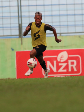 WAJIB EDAN: Kushedya Hari Yudo saat berlatih di Malang. Saat ini dia tengah membela Timnas Indonesia di Piala AFF Suzuki Cup 2020.(Darmono/Radar Malang)