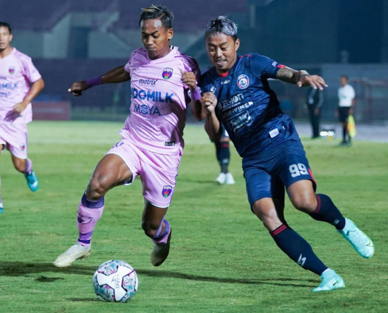 Cuplikan pertandingan Arema FC melawan Persita Tangerang, Rabu (27/10). (Twitter/ist)