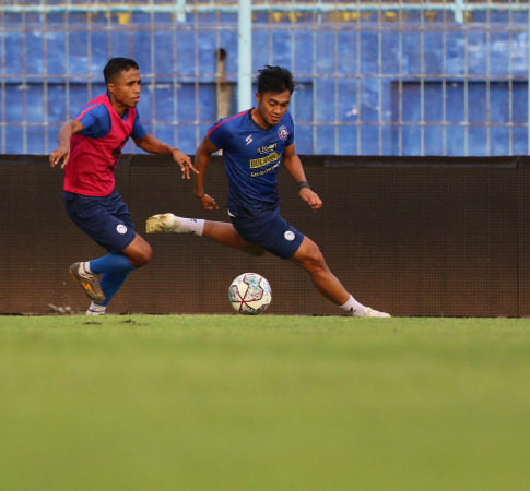 BELA TIMNAS: Rizky Dwi Febrianto berebut bola dengan Ridwan Tawainella di Stadion Kanjuruhan, Kabupaten Malang, beberapa waktu lalu. (Darmono/Radar Malang)
