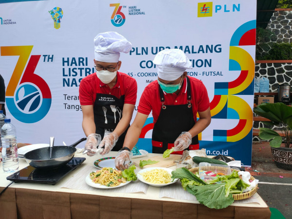 ILUSTRASI: Dalam rangka memperingati Hari Listrik Nasional, PLN menggelar demo memasak menggunakan kompor induksi di Polres Malang beberapa waktu lalu. (Ist)