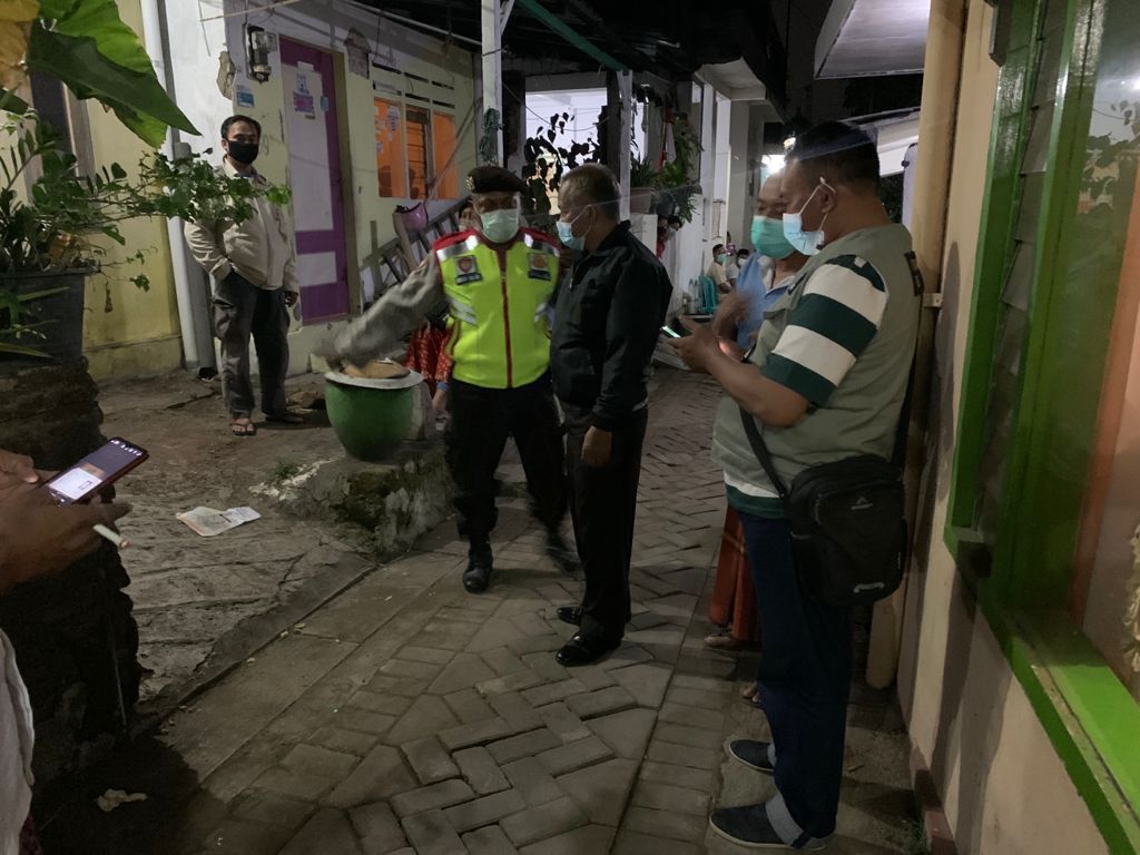 Petugas mendatangi kediaman Sukirman yang diperkirakan telah tewas 3 hari yang lalu. (Ist)