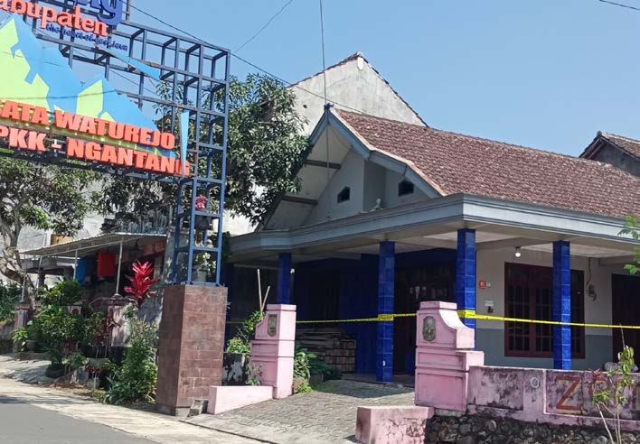 Kondisi rumah almarhum Purwoto (55) di Dusun Watukidul, Desa Waturejo, Kecamatan Ngantang di-police line, Kamis (30/9). (Nugraha/Radar Malang)