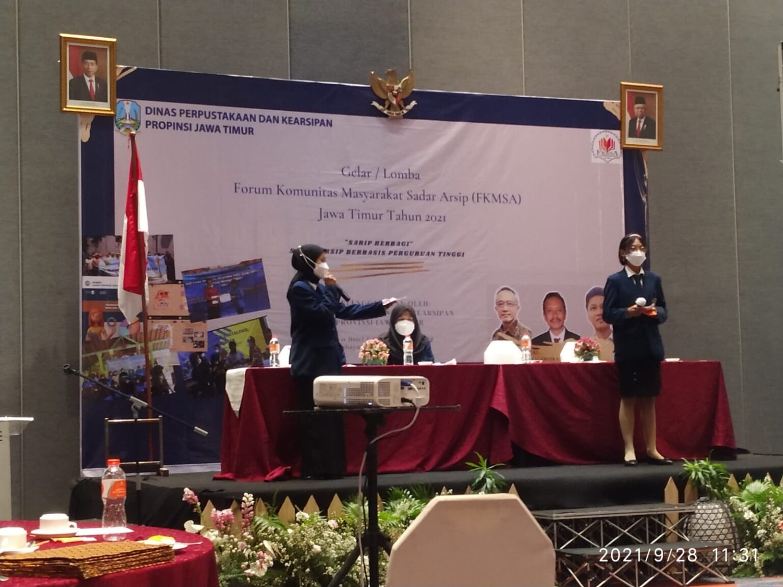 Tim Arsip Universitas Brawijaya saat melakukan presentasi di grand final FKMSA 2021. (Ist)